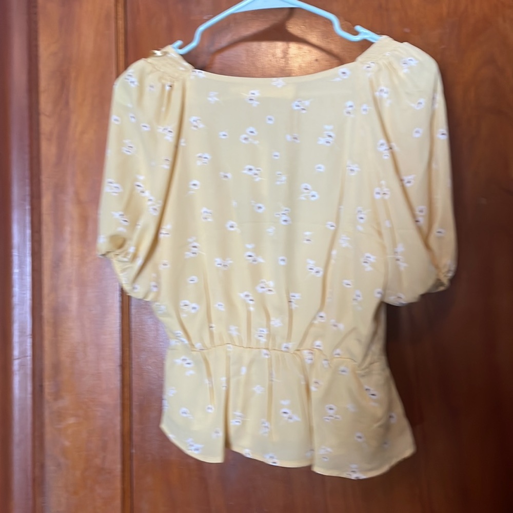 Pretty springtime blouse! - Picture 2 of 3